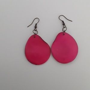 Hot pink tagua earrings. (code: ACPR-E- 001)